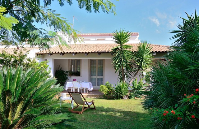 VILLA SOLE WITH DIRECT ACCESS TO THE FINISH SAND BEACH AND THE SEA