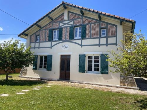 Villa spacieuse pour 9 pers, à 5 min de la plage, jardin, BBQ, wifi, parking, parfait pour familles/amis - FR-1-379-149