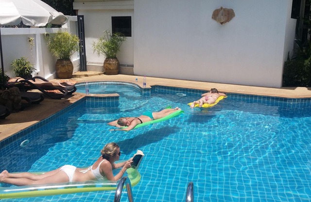 VILLA SUITE 4-5 PERS in beautiful zen garden, SWIMMING POOL JACUZZI, BEACH 400M