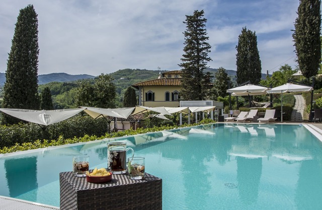 Villa surrounded by greenery with swimming pool, a few kilometers from the center