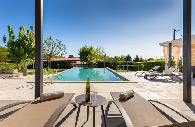 Villa Terra Bianca - mediterenean villa with large infinity pool in the hearth of Istria