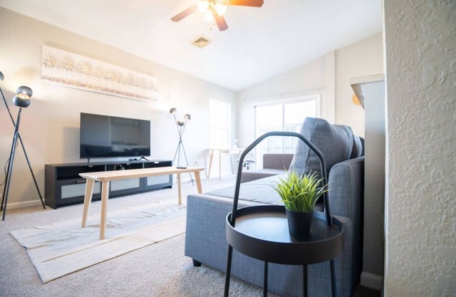 VILLA VERBENA - Sleek 3 BD in Pekin