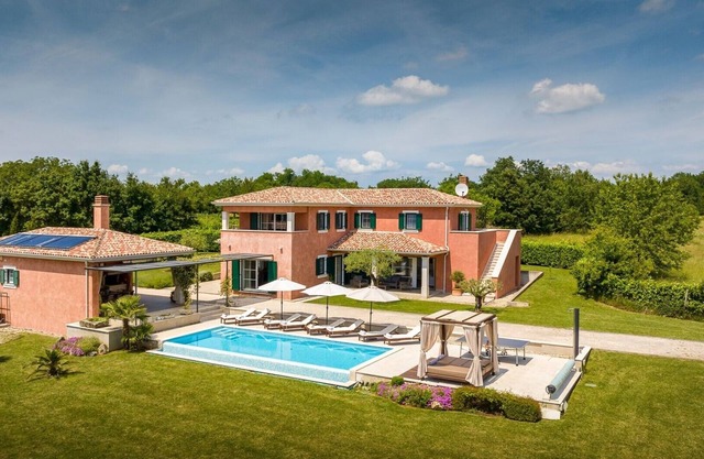 Villa Village - with heated pool, golf course, private tennis