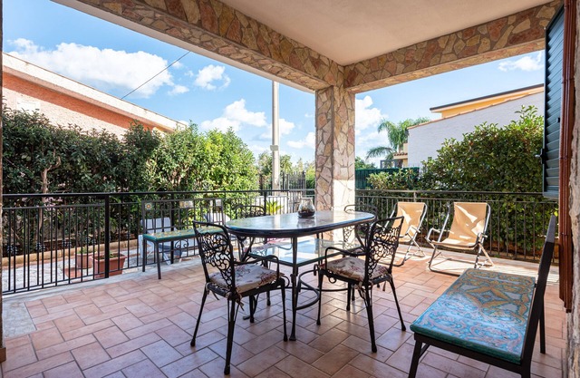 Villa 'Villino Giovanna' with Private Terrace, Wi-Fi and Air Conditioning