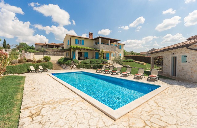 Villa Vista Azzurra with pool, summer kitchen and well-tended garden