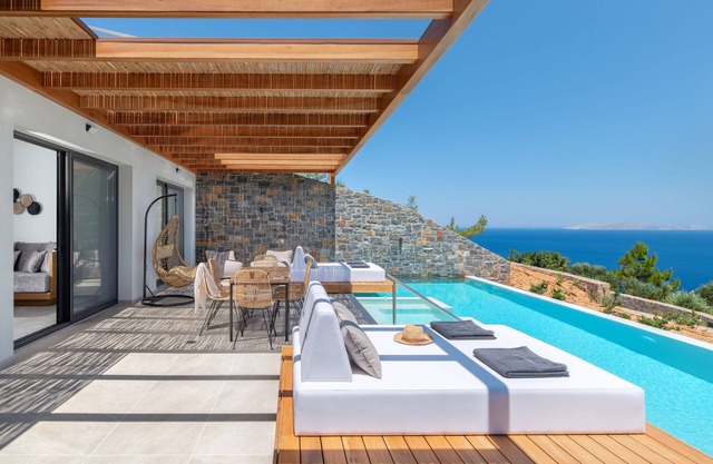 Villa Vittoria, Breathtaking sea Views, Private Heated Pool, Close to the Beach!