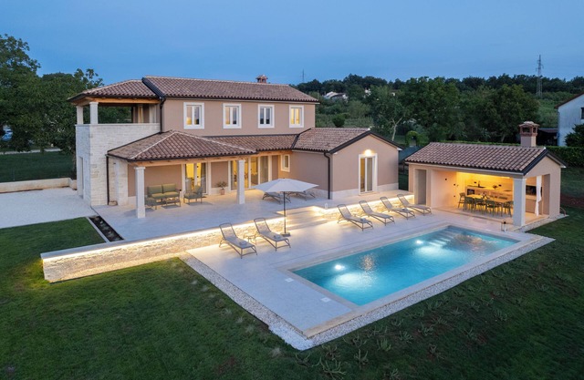 Villa with a pool for 8 persons iwith a panoramic view and a large garden.