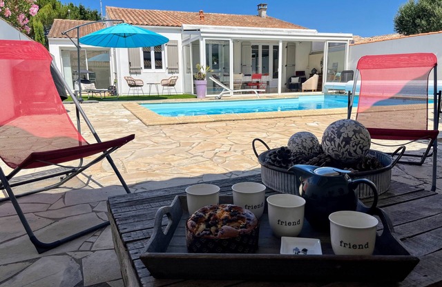 VILLA with heated pool in season - Bois-Plage in the center of the island