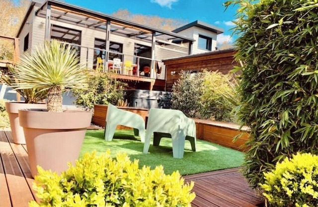 Villa with jacuzzi, in the canopy