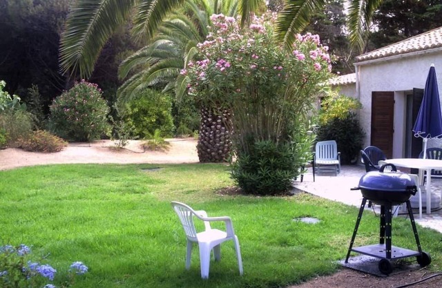 Villa with land, close to the sea, beach, tennis court.