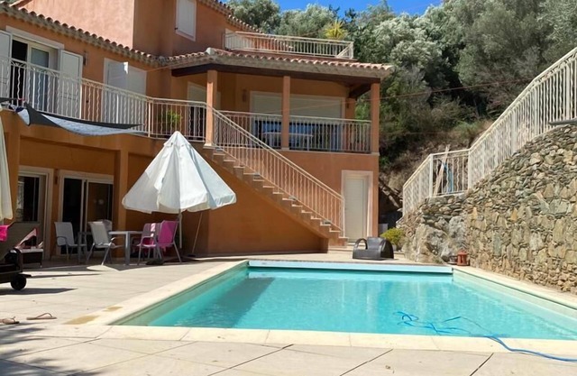VILLA WITH POOL AND GREEN AREAS