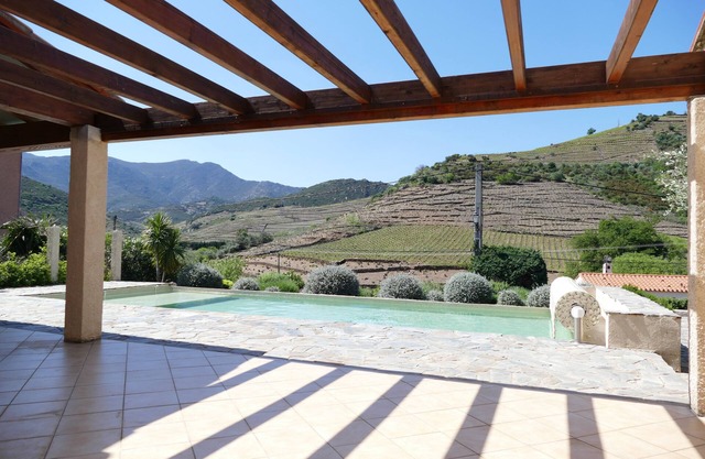 Villa with panoramic views on mountains and vineyards 5 kms from beach