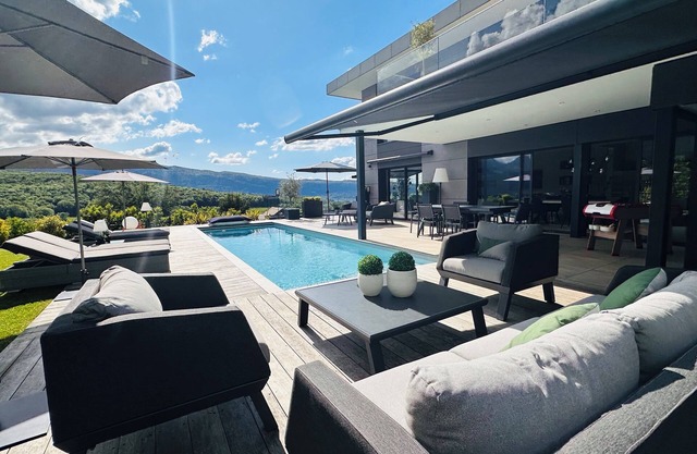 VILLA WITH POOL - TALLOIRES