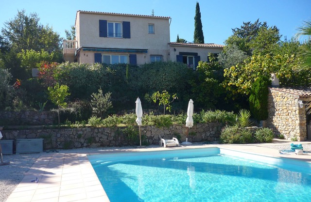 villa with pool, quiet, between sea and olive trees