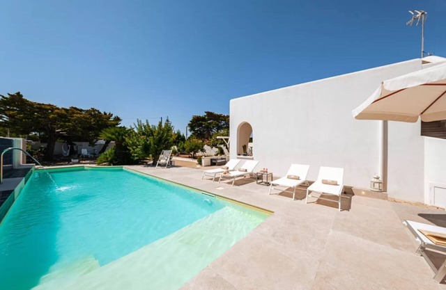 Villa with pool 100 meters from the beach