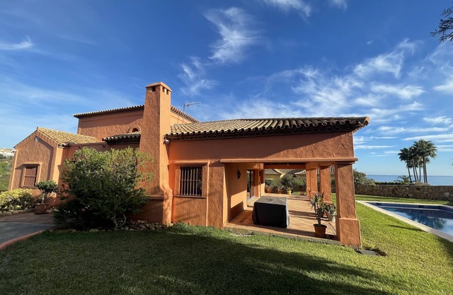 VILLA WITH POOL 5 MINUTES FROM THE BEACH