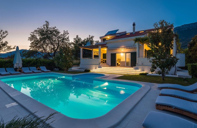 Villa with pool and jacuzzi