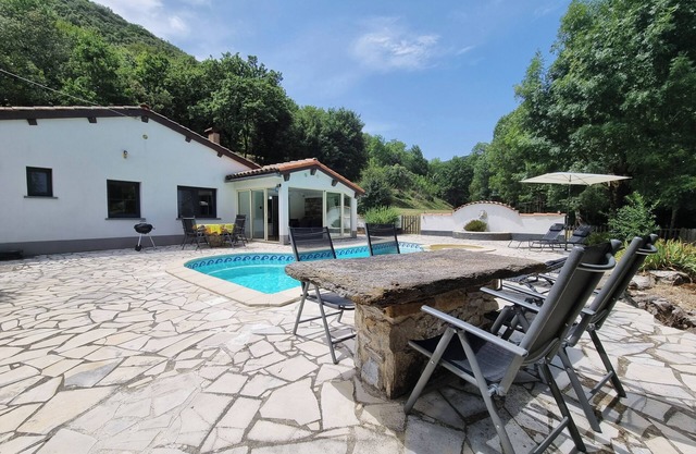 Villa with pool and plenty of peace and quiet