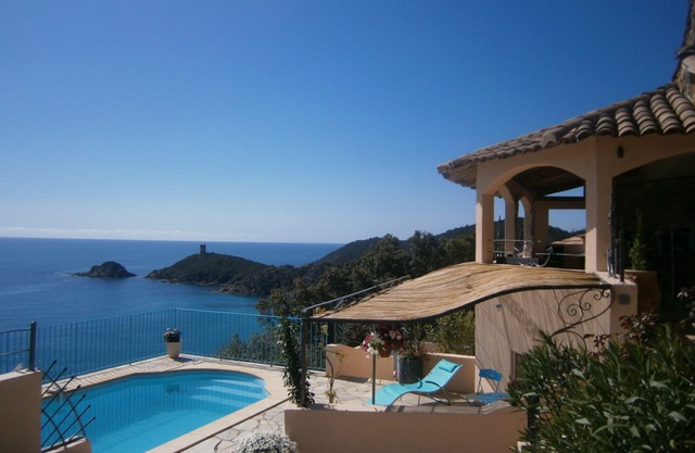 Villa with pool and private Spa facing the sea