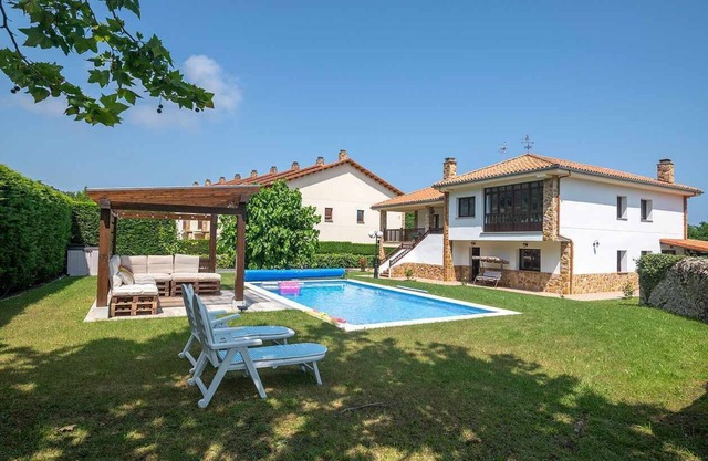 Villa with pool in Llanes