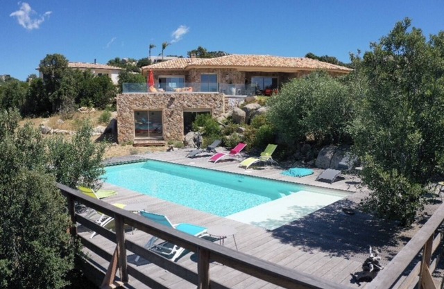 Villa with pool in the heart of the rocks