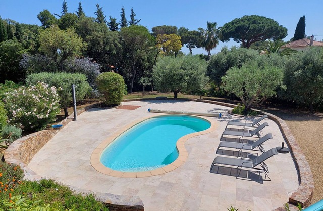 Villa with pool, sandy beach 300 m away, Gulf of Saint-Tropez, Sainte-Maxime