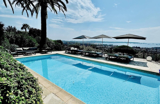 Villa with pool, spacious terrace, with sea view, pets welcome