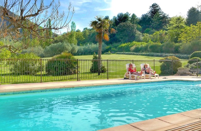 Villa with pool, tennis, mini golf in beautiful park in Nyons, Provence