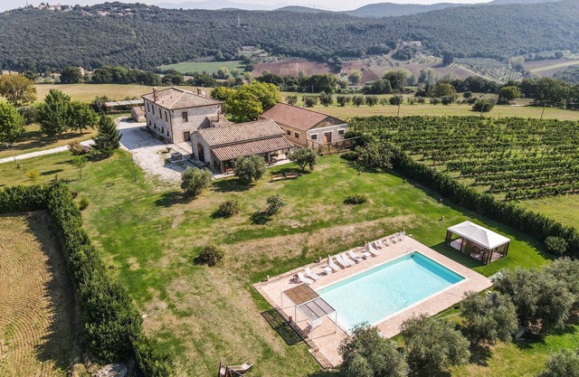 Villa with private pool, bikes at 2km from town. Quiet area & panoramic views
