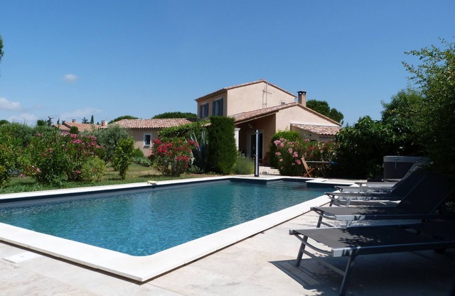 Villa with private swimming pool on 2000 m of land
