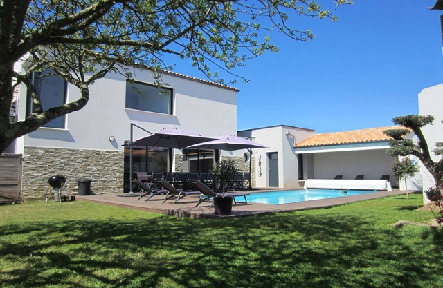 Villa with spa and heated pool near beach
