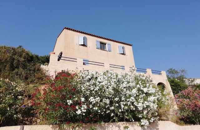 Villa with swimming pool and panoramic view of the Bay of Hyeres and the Esterel massif