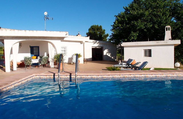 Villa with Wifi, garden and private pool 30 minutes from Valencia