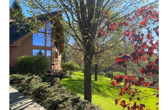 Village Hallmark House - Stunning Winter Chalet w/Views & Walk to Town