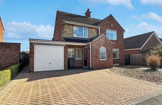 Village location 4 bed sleeps 7 garden & driveway