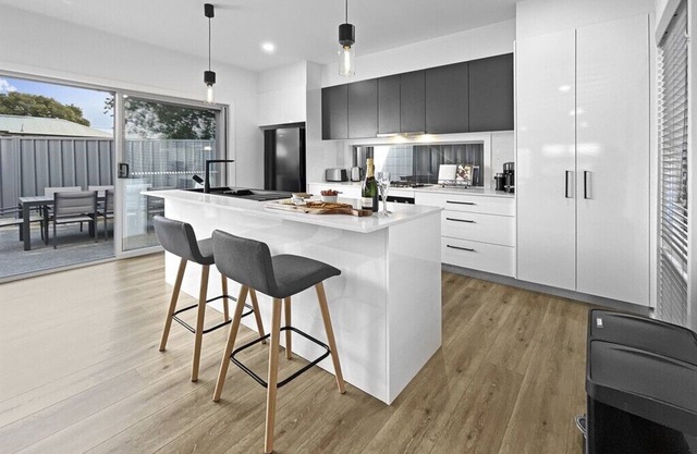 Village Seaside Retreat - Modern, Walk to Beach