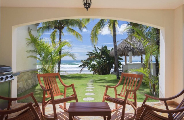 Villas Iguana A-13: Beachfront Condo
