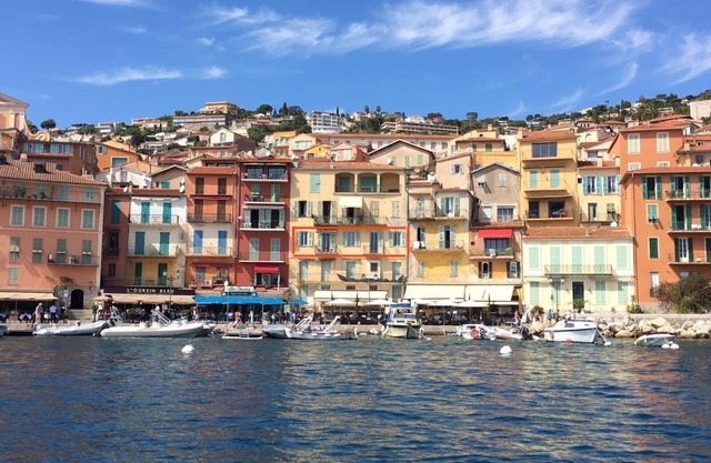 Villefranche centre, 3 bed waterfront, very large, quiet, No stairs , Sunny