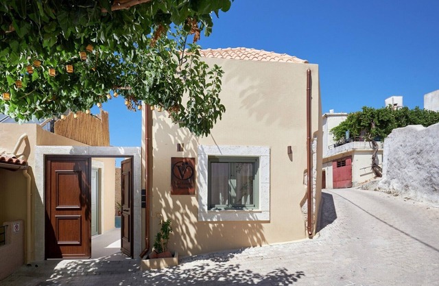 Vin Dimora Suites With Shared Pool - Vino Rosso