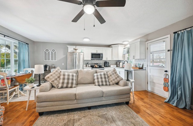 Vine Grove Home w/Deck, 4 Mi to Saunders Springs!