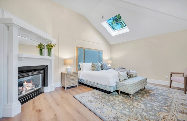 Vineyard suite with California king at downtown Napa B&B w/pool and hot tub