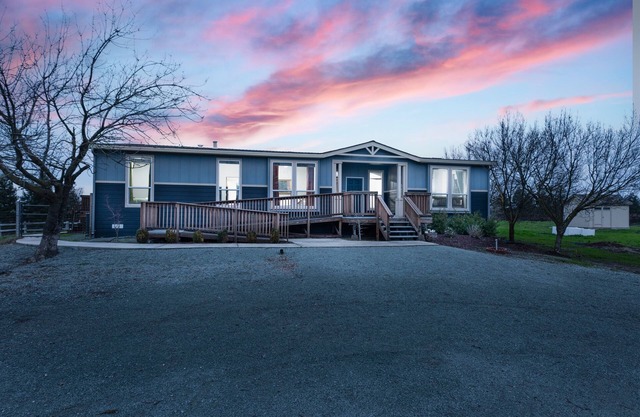 Vineyard Vista Retreat | Close to Wineries, Lakes, & More! Sleeps 6, Hot Tub