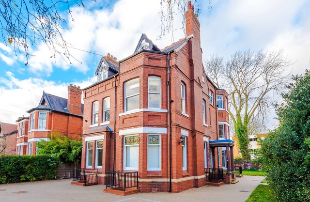 Vintage 2 bedroom apartment with free parking