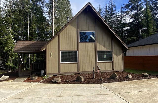 Vintage A frame home in Florence! 2 bedroom 3 beds, sleeps 6.