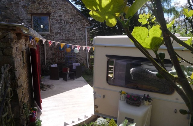 Vintage caravan with private bathroom & kitchen