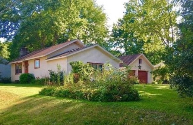 VINTAGE COTTAGE NEAR LAKE EDINBORO