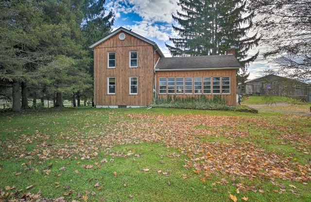 Vintage Farmhouse about 2 half Mi to Mount Pleasant Ski