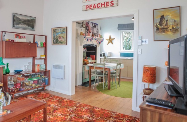 VINTAGE HEYDAY - PVT SPA- FREE BIKE HIRE 1bd Retro Style, Pets by negotiation