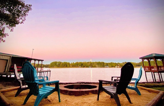 Vintage Lakefront Cottage, Private Dock, Infinity Beach Pit, 2 Kayaks!