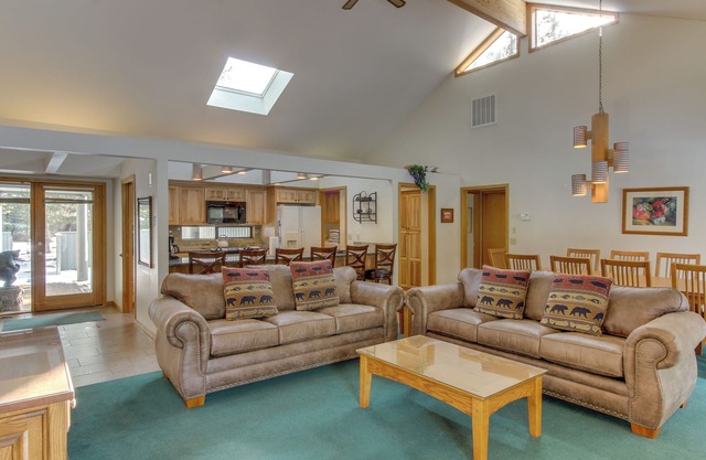 Vintage mountain home w/private hot tub & SHARC access - dogs welcome
